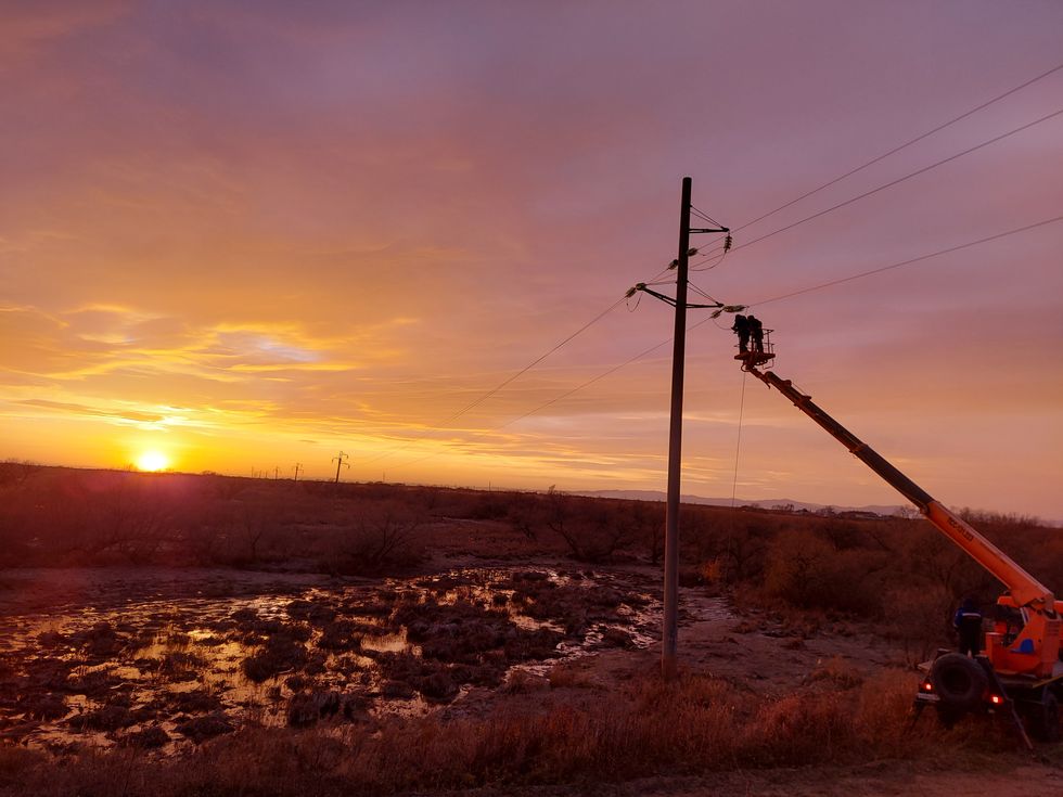Энергетики ДРСК ведут реконструкцию электрических сетей в населенных пунктах Приморья